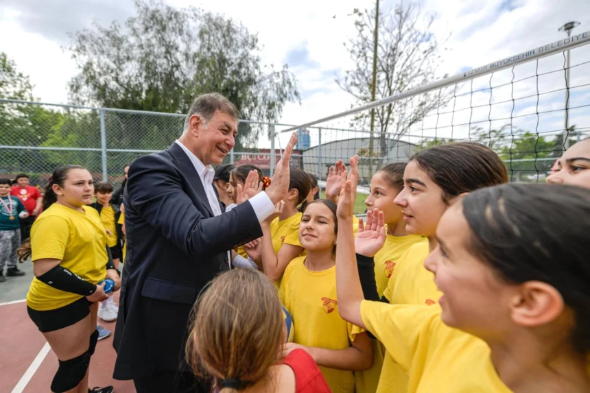İzmir Büyükşehir Belediye Başkanı Dr. Cemil Tugay, 23 Nisan Çocuk Şenliği'nde sporcu çocuklarla bir araya geldi.