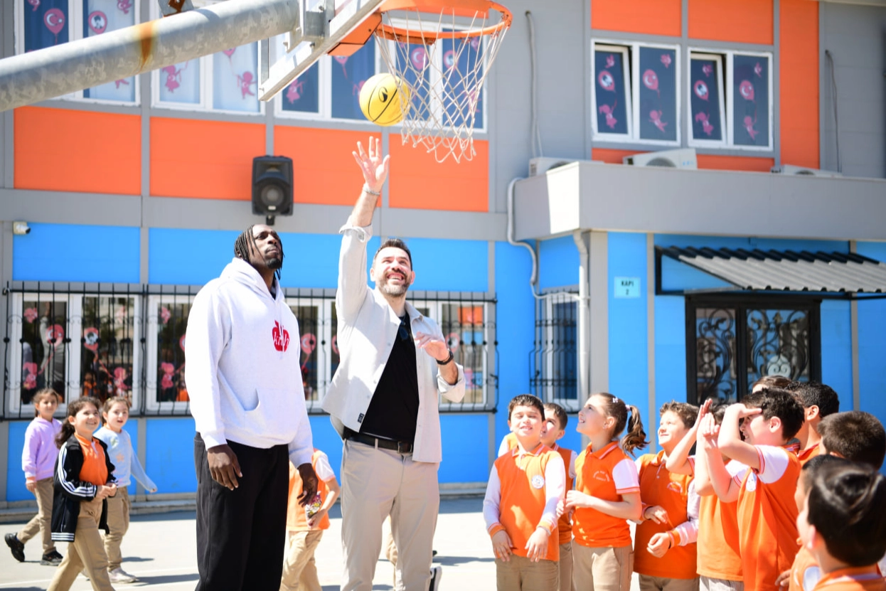 Şampiyon basketbolcular Hakan Yapar ve Nysier Brooks, Çayırova'daki ilkokul öğrencileriyle buluştu.