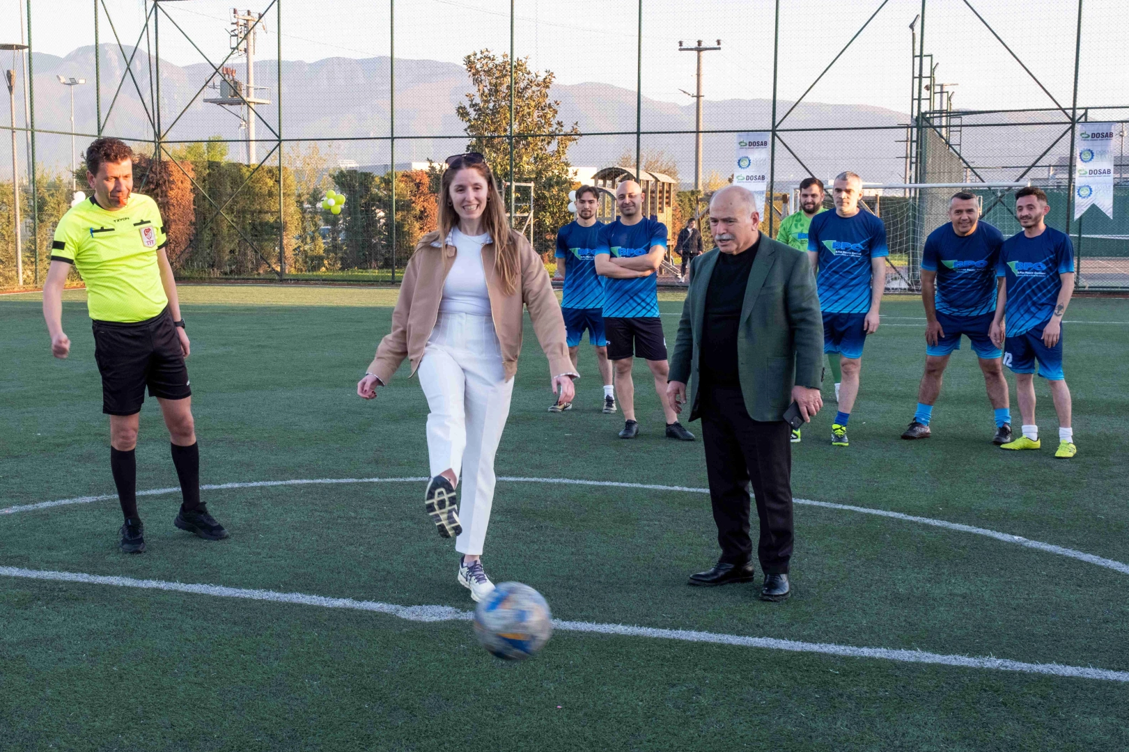 DOSAB ve DOSABSİAD geleneksel futbol turnuvasının başlangıcına ait görsel