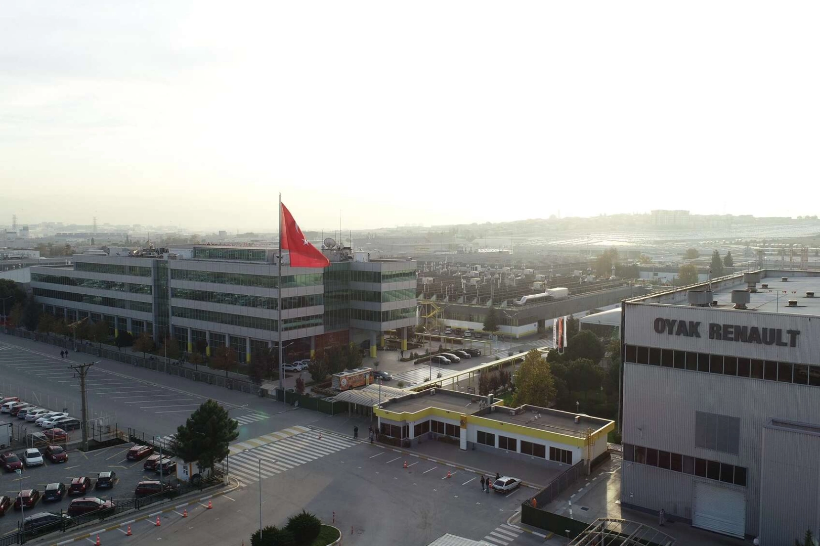 Renault Group'un 2026 ilk çeyrek finansal sonuçlarını gösteren grafik ve logo