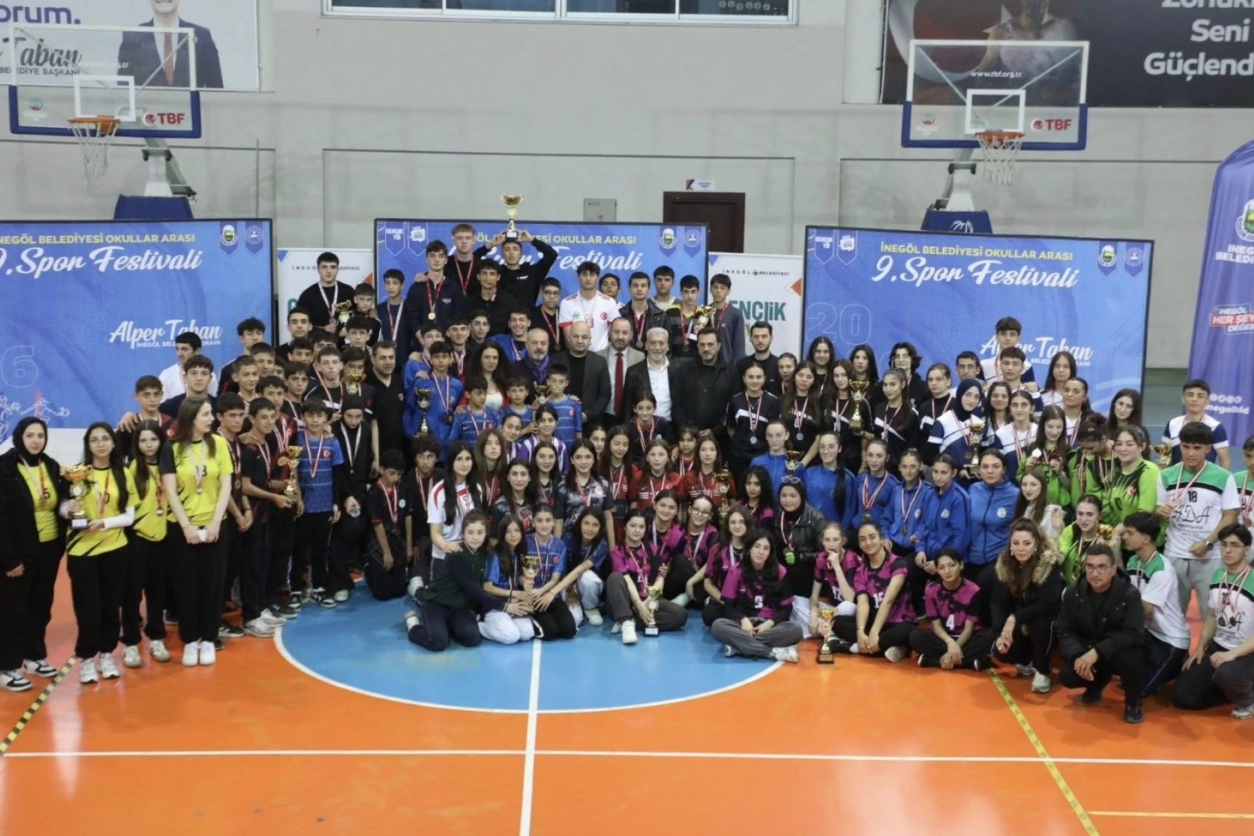 Bursa İnegöl'de Okullar Arası Spor Festivali Puanlı Atletizm Yarışmaları Ödül Töreni