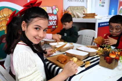 23 Nisan Ulusal Egemenlik ve Çocuk Bayramı kapsamında düzenlenen kruvasan süsleme atölyesinde çocuklar keyifli anlar yaşıyor.