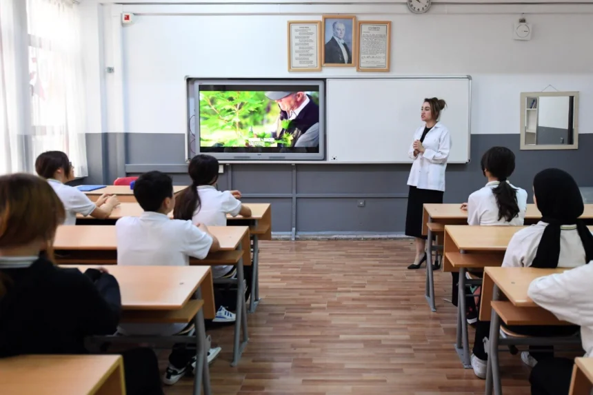 Milli Eğitim Bakanlığı logosu ve öğretmenlerin yer değiştirmesiyle ilgili bir görsel