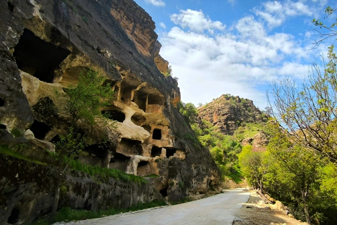 Gabar Dağı'nda petrol üretimi ve tarihi apartman mağara keşfi