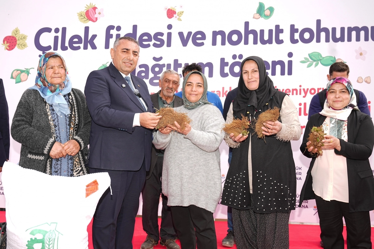 Adana Büyükşehir Belediyesi tarafından Tufanbeyli ilçesinde çiftçilere çilek fidesi ve nohut tohumu dağıtımı töreni