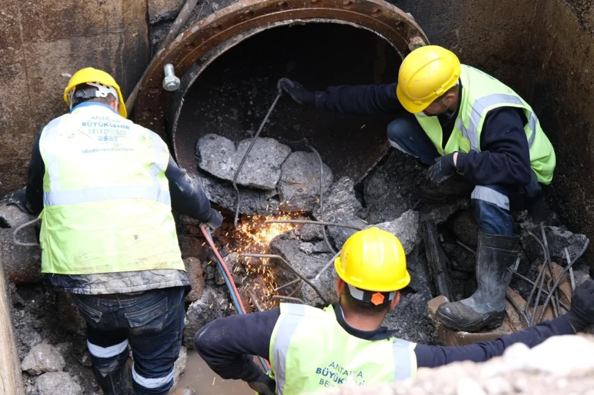 Antalya Muratpaşa'da ana su isale hattında 35 yıllık vana yenileme çalışması yapıldı