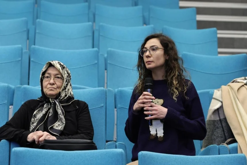 Kütahya Belediye Başkanı Eyüp Kahveci, Halk Günü toplantısında vatandaşlarla bir araya geliyor.