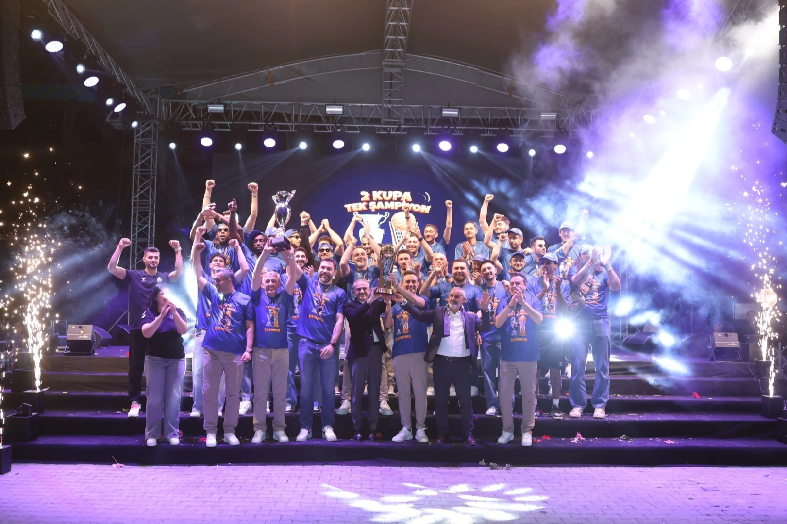 Çayırova Belediyesi Basketbol Takımı şampiyonluk kupasını taraftarıyla birlikte kaldırıyor