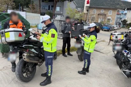 Bursa'da trafik jandarması motosiklet sürücülerine yönelik denetim yapıyor