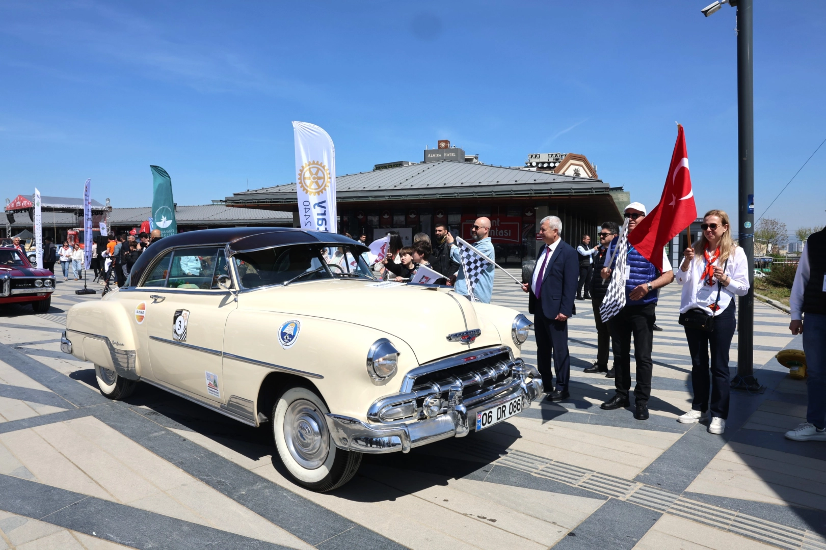 Bursa'da düzenlenen klasik otomobil turu, lösemili çocuklara bağış topladı.