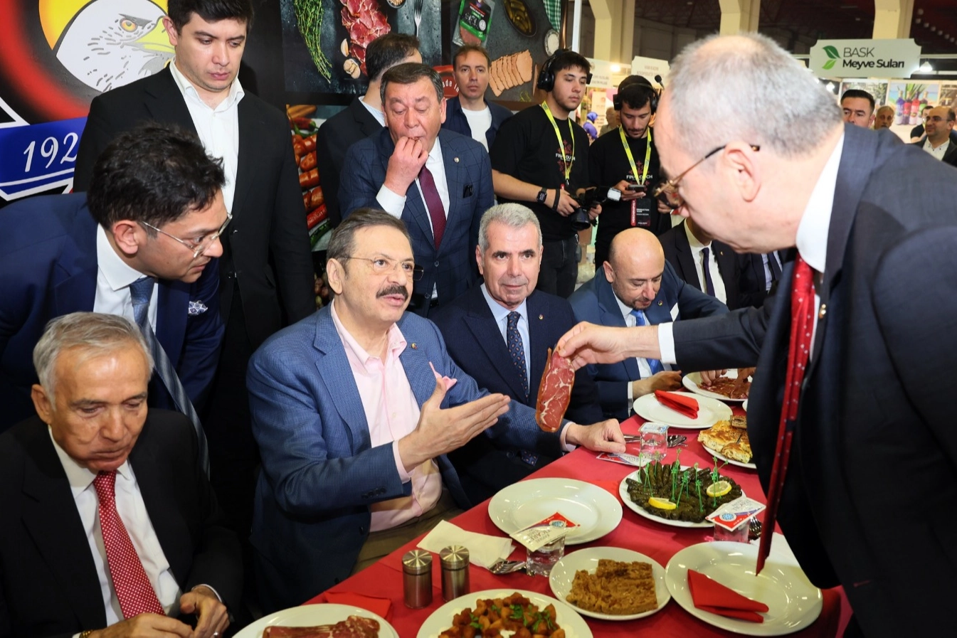 AB Tescilli Kayseri Pastırması YÖREX Fuarı'nda sergilendi, Kayseri Ticaret Odası Başkanı Ömer Gülsoy plaket aldı.