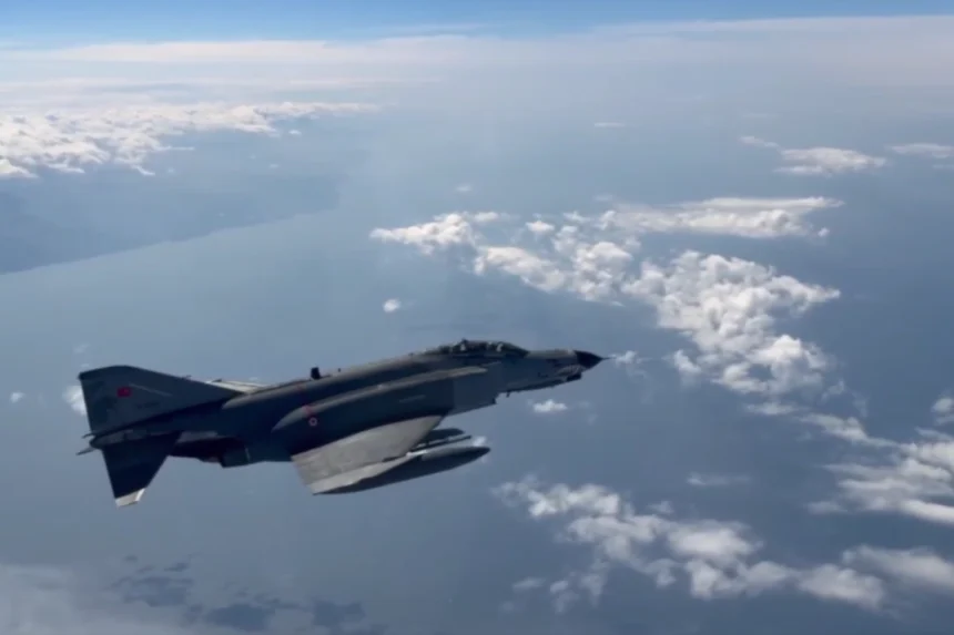 Türk Hava Kuvvetleri'ne ait F-4E/2020 savaş uçağının Karadeniz semalarında uçuşu