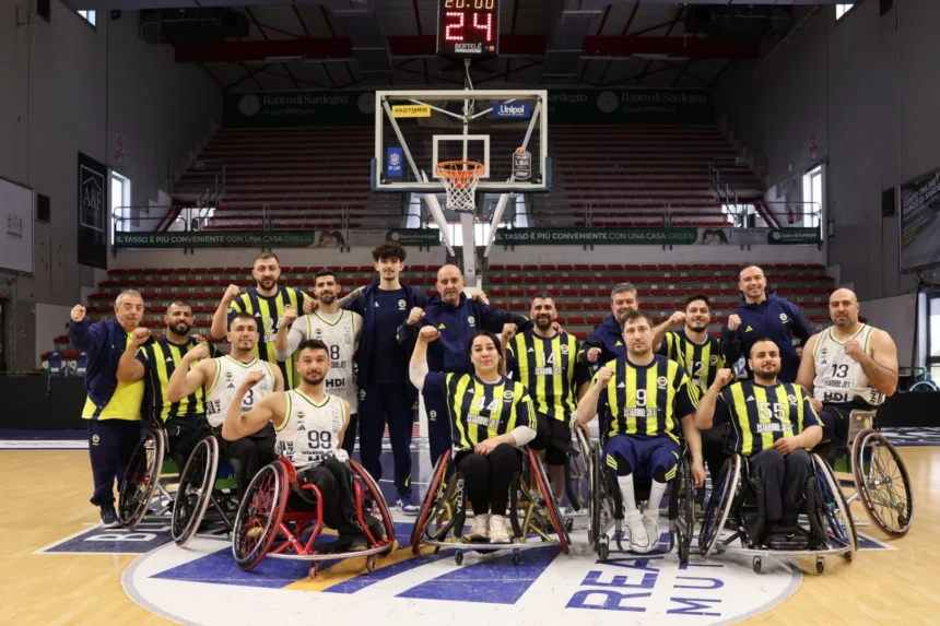 Gençlik ve Spor Bakanı Osman Aşkın Bak, şampiyon Fenerbahçe ve finalist Galatasaray'ı tebrik ediyor.