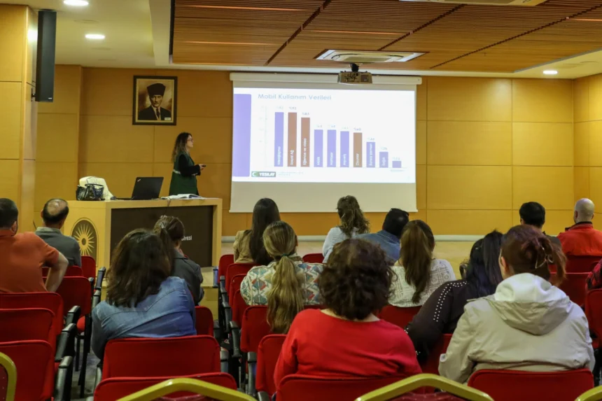 Antalya Büyükşehir Belediyesi personeline teknoloji bağımlılığı eğitimi veriliyor