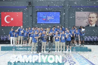 Çayırova Belediyesi Basketbol Takımı oyuncuları ve teknik heyeti şampiyonluk kupasıyla birlikte seviniyor.