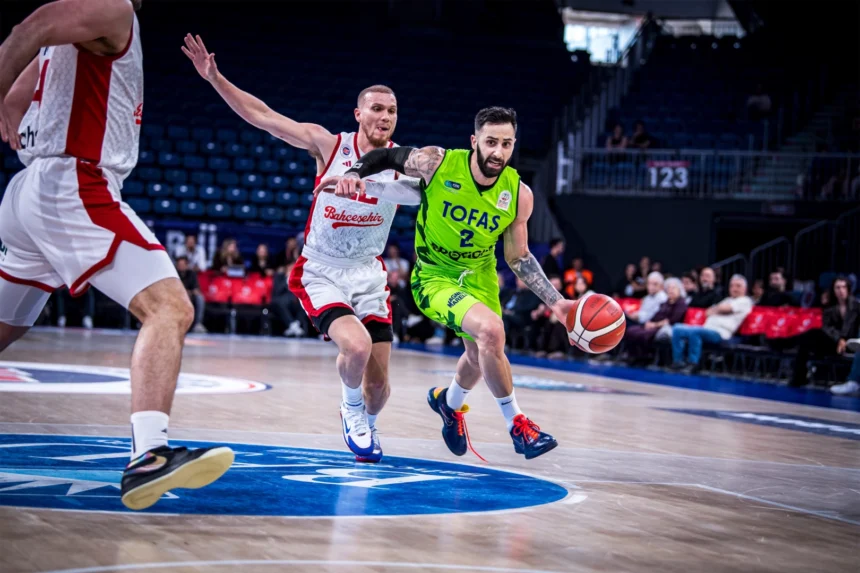 TOFAŞ Basketbol Takımı Bahçeşehir Koleji maçında son hücumda mağlup oldu.