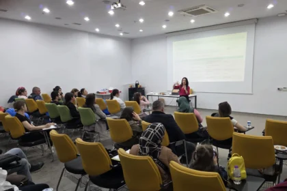 Antalya ASSİM'de diyabet teknolojileri hakkında çocuklara ve ailelere bilgilendirme yapılıyor.