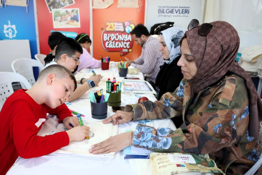 Kocaeli'de 23 Nisan Şenliği kapsamında çocuklar atölyelerde hem eğleniyor hem öğreniyor