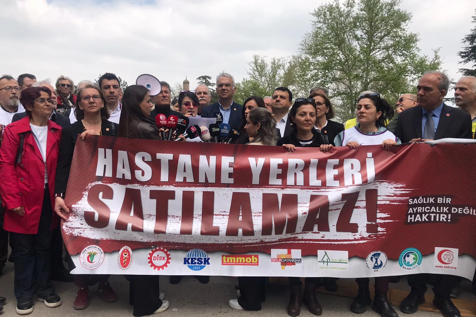 Bursa'da kamu sağlık alanlarının satışı iddialarına karşı düzenlenen protesto gösterisi
