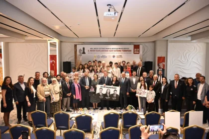 Azerbaycanlı satranççı Vugar Rasulov'un Mesir Satranç Turnuvası'nda şampiyonluk kupasıyla poz verdiği an.