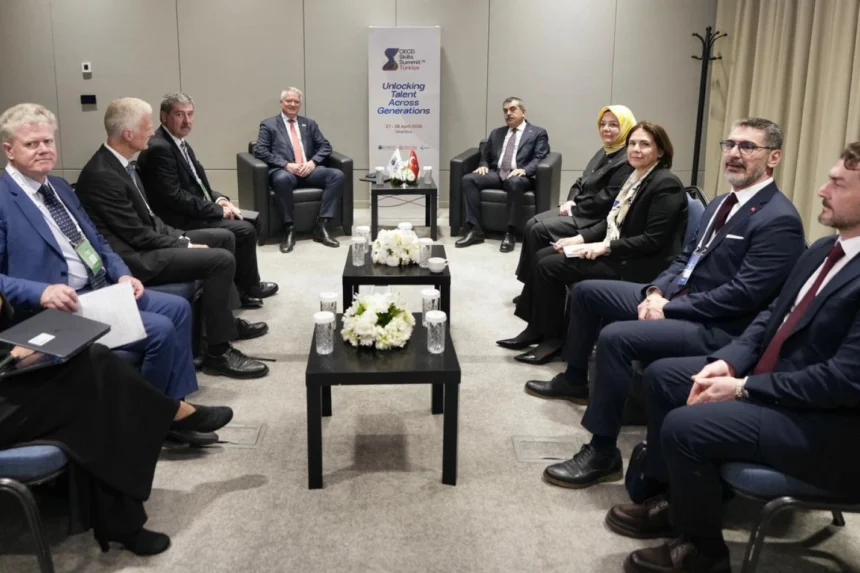 Milli Eğitim Bakanı Yusuf Tekin, İstanbul'da düzenlenen OECD Beceriler Zirvesi'nde OECD Genel Sekreteri Mathias Cormann ile bir araya geldi.