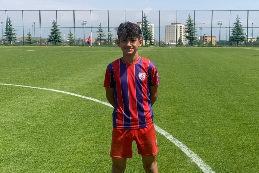 Yeşil Artvinsporlu Miraç Değirmenci'nin U14 Milli Takım kadrosuna davet edilmesini temsil eden görsel