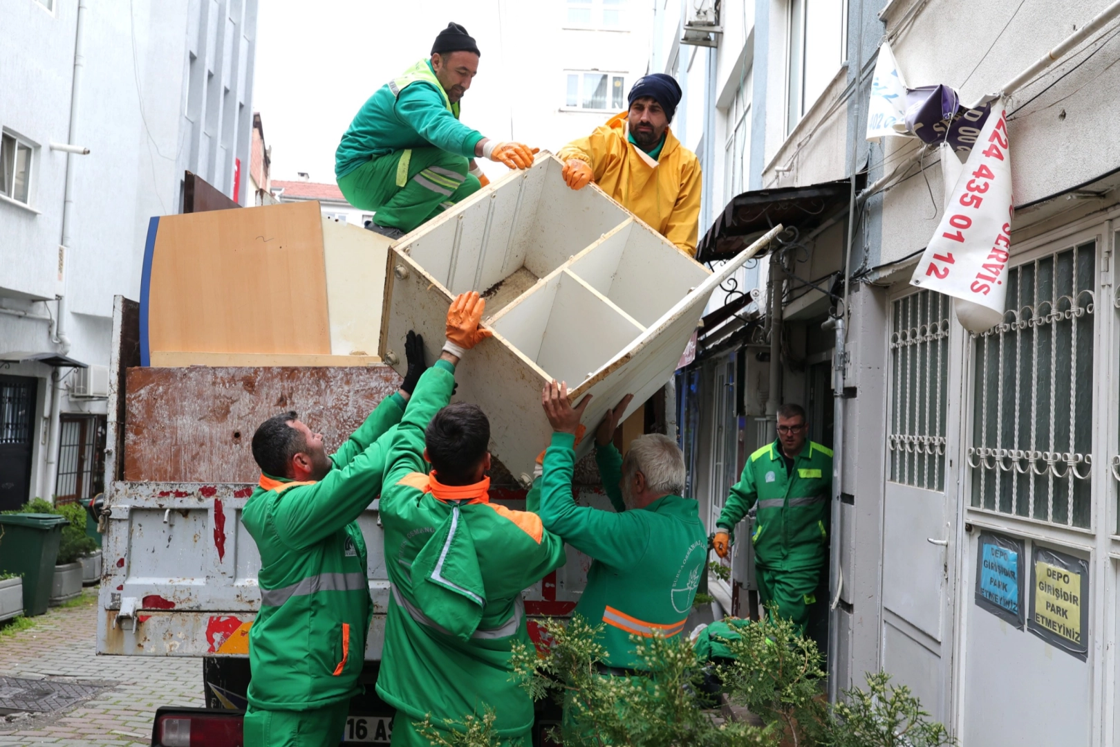 Osmangazi Belediyesi'nin Nalbantoğlu Mahallesi'ndeki çöp ev temizliği