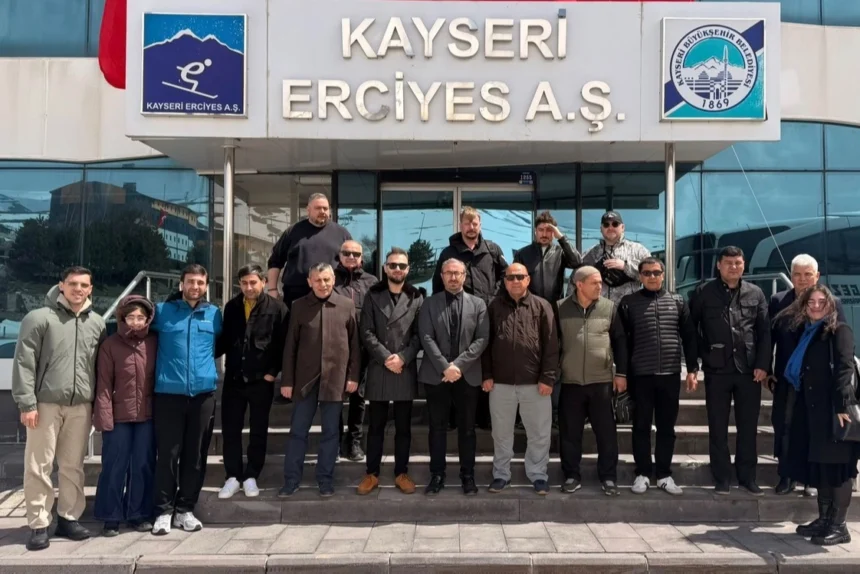 Rus ve Türkmen iş insanları, Kayseri Erciyes Kayak Merkezi'nde yatırım fırsatlarını inceliyor.