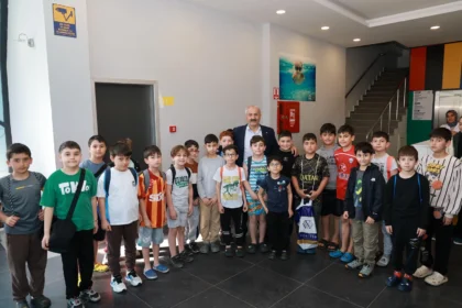 Gebze Belediye Başkanı Zinnur Büyükgöz minik yüzücülerle spor yatırımlarını konuştu
