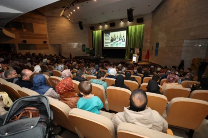 Karatay Belediyesi'nin düzenlediği Evlilik ve Aile Gelişim Akademisi'nde aile içi iletişim ve sevgi dengesi üzerine eğitim verildi.