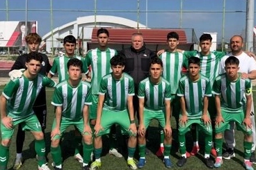 Bursa Spor Lisesi öğrencileri futbol turnuvasında kupa kaldırırken