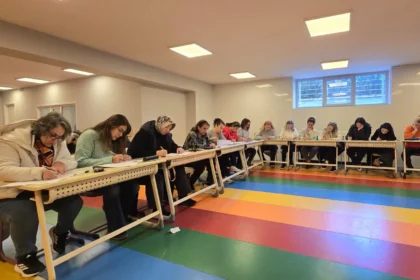 Maltepe Belediyesi İngilizce kurslarına katılan yetişkinlerin eğitimden görüntüleri