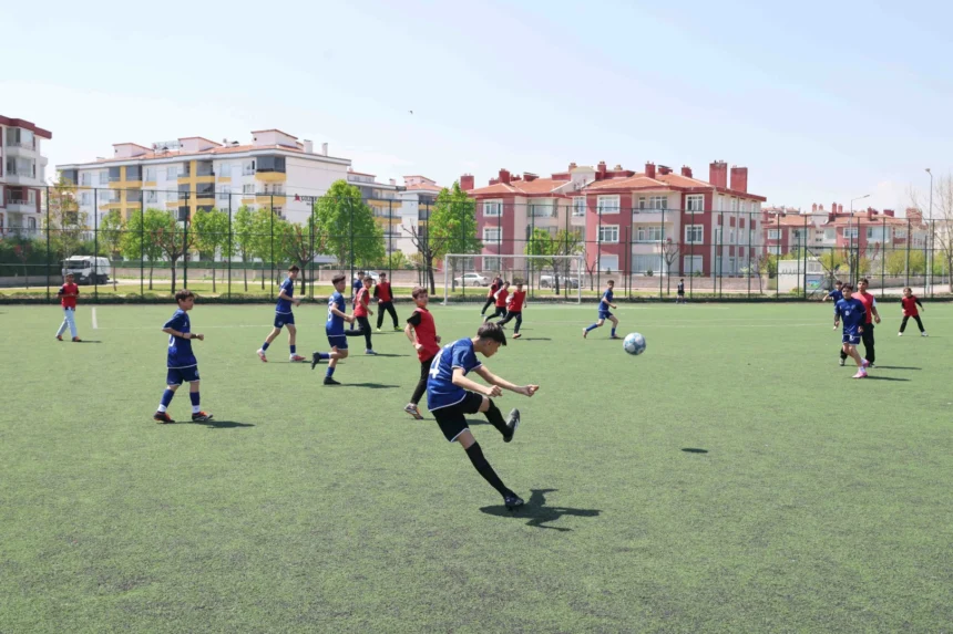 Konya Karatay'da ortaokullar arası kardeşlik ve dostluk futbol turnuvası başlangıcı