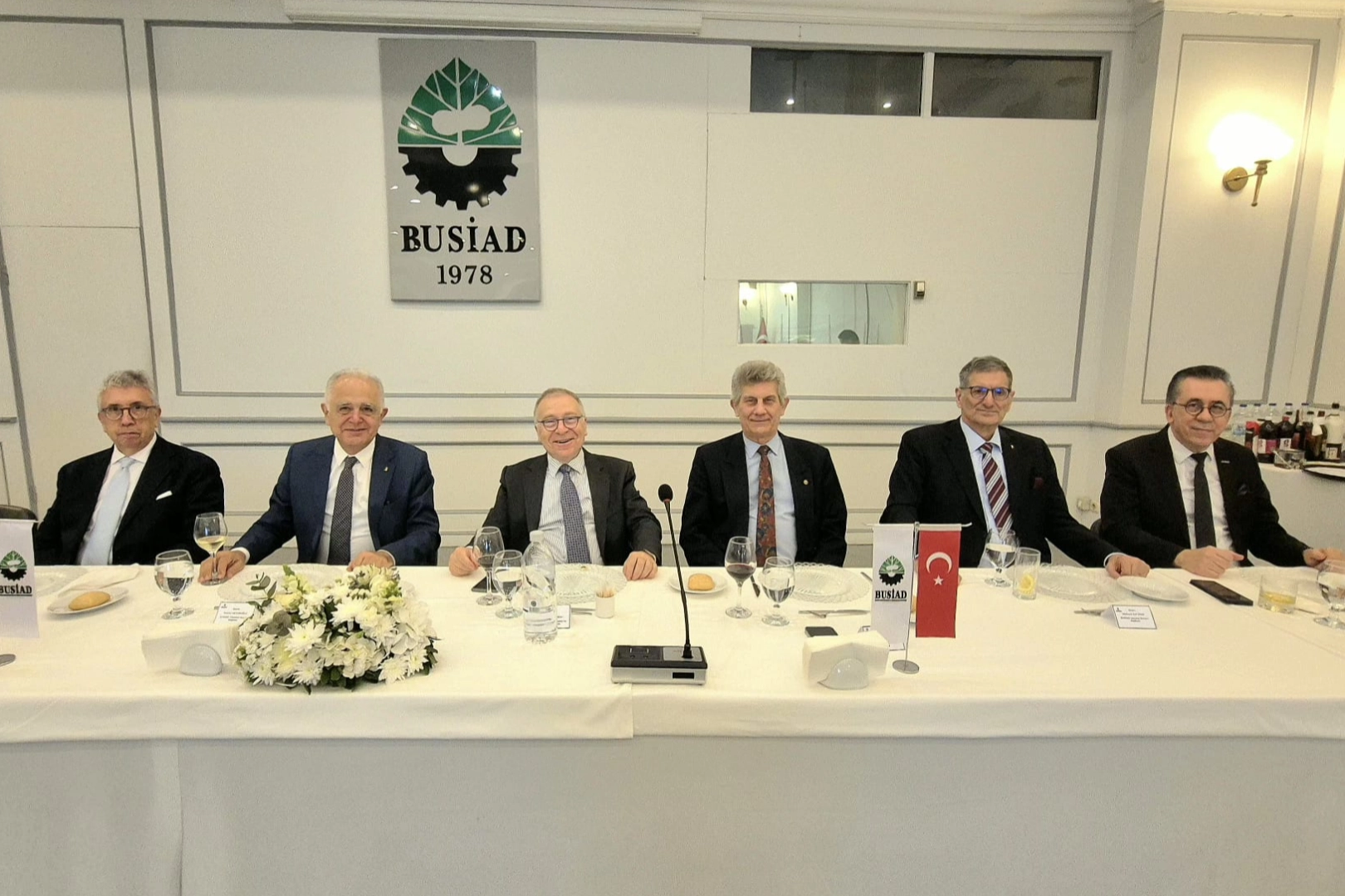 BUSİAD Başkanı, dünyanın tehlikeli bir eşikten geçtiği uyarısında bulunuyor.