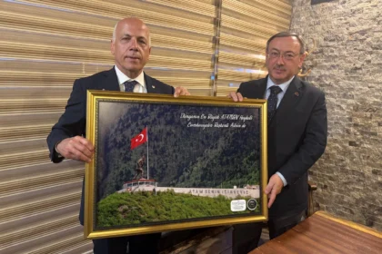 ÇAYKUR Genel Müdürü Yusuf Ziya Alim, çay sektör temsilcileriyle bir araya geldi.
