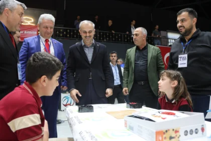 Çayırova Akıl ve Zeka Oyunları Turnuvası'na katılan öğrenciler