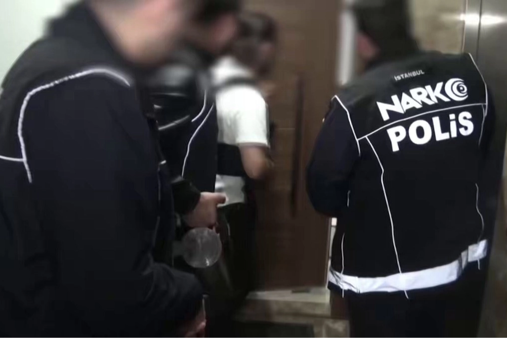 Beylikdüzü'nde polis tarafından düzenlenen operasyonda ele geçirilen uyuşturucu maddeler ve kimyasallar