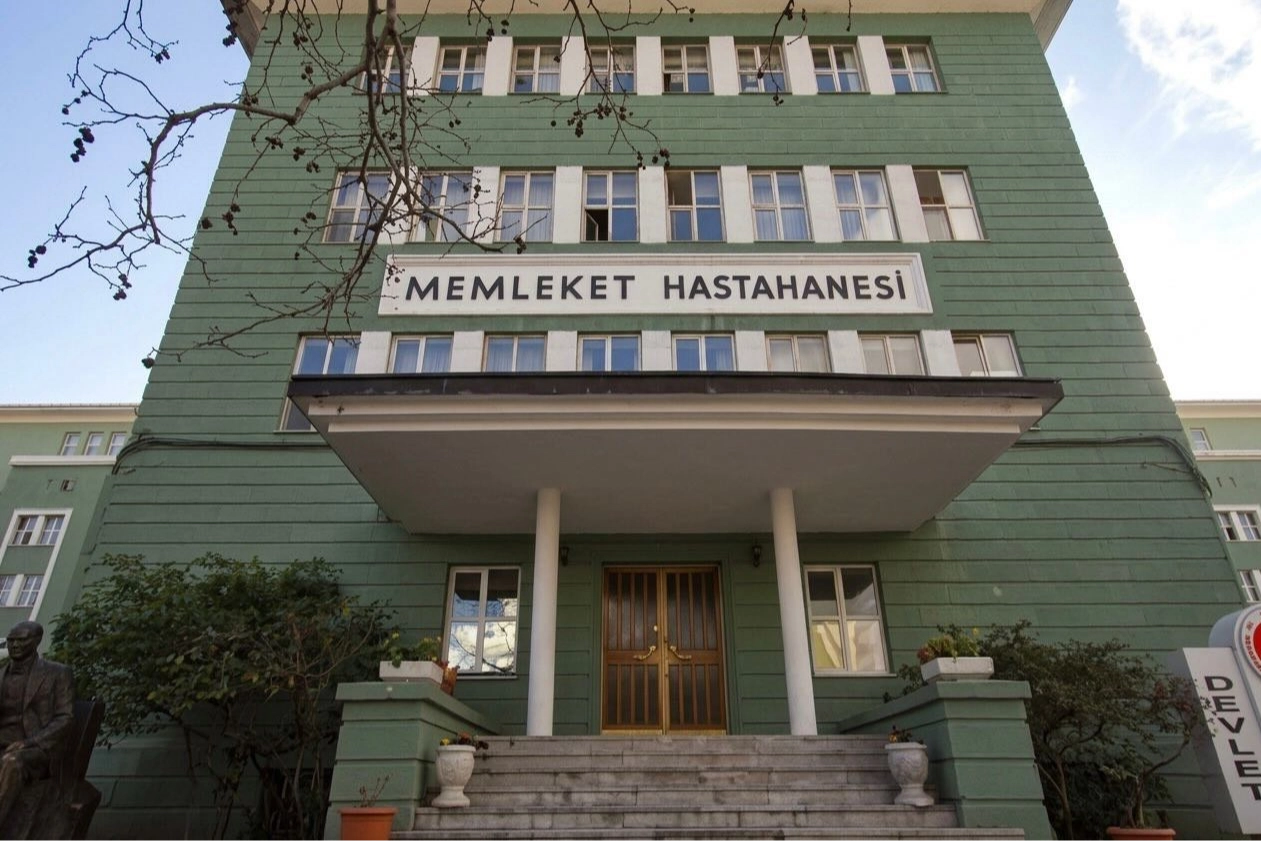 Sağlık Bakanlığı logosu ve hastane binası görseli