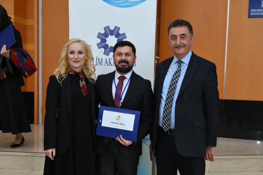 Bursa Uludağ Üniversitesi Coğrafya Bölümü Öğretim Üyesi Doç. Dr. Abdullah Akbaş Bilim Akademisi ödülünü alırken