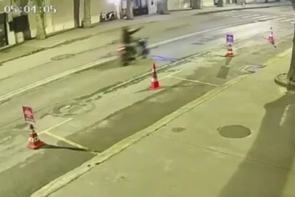 İstanbul'da iş yeri kurşunlama ve tehdit olaylarına karıştığı belirlenen suç çetesine yönelik operasyonda gözaltına alınan şüpheliler.