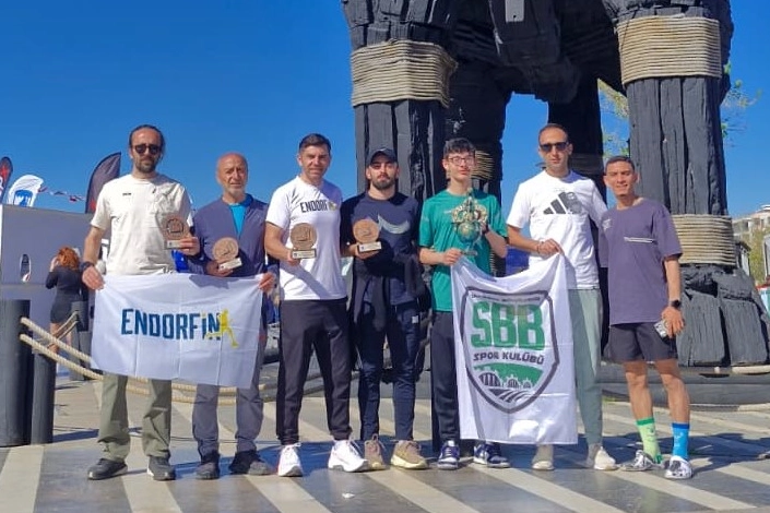 Sakaryalı atletler Troya Maratonu'nda madalya kazanırken