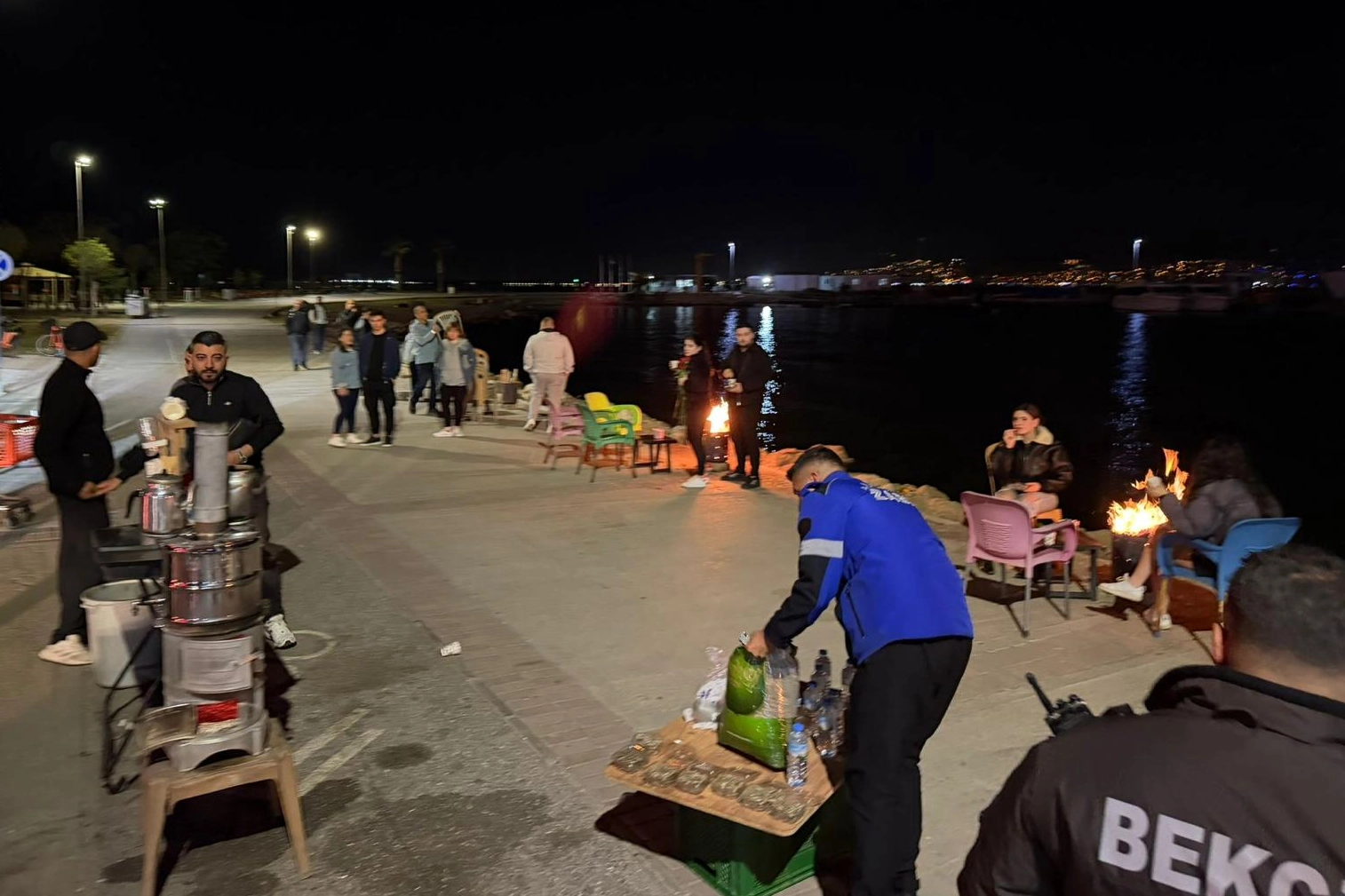 İzmir İnciraltı sahilinde zabıta ekipleri tarafından yapılan fahiş fiyat denetimi