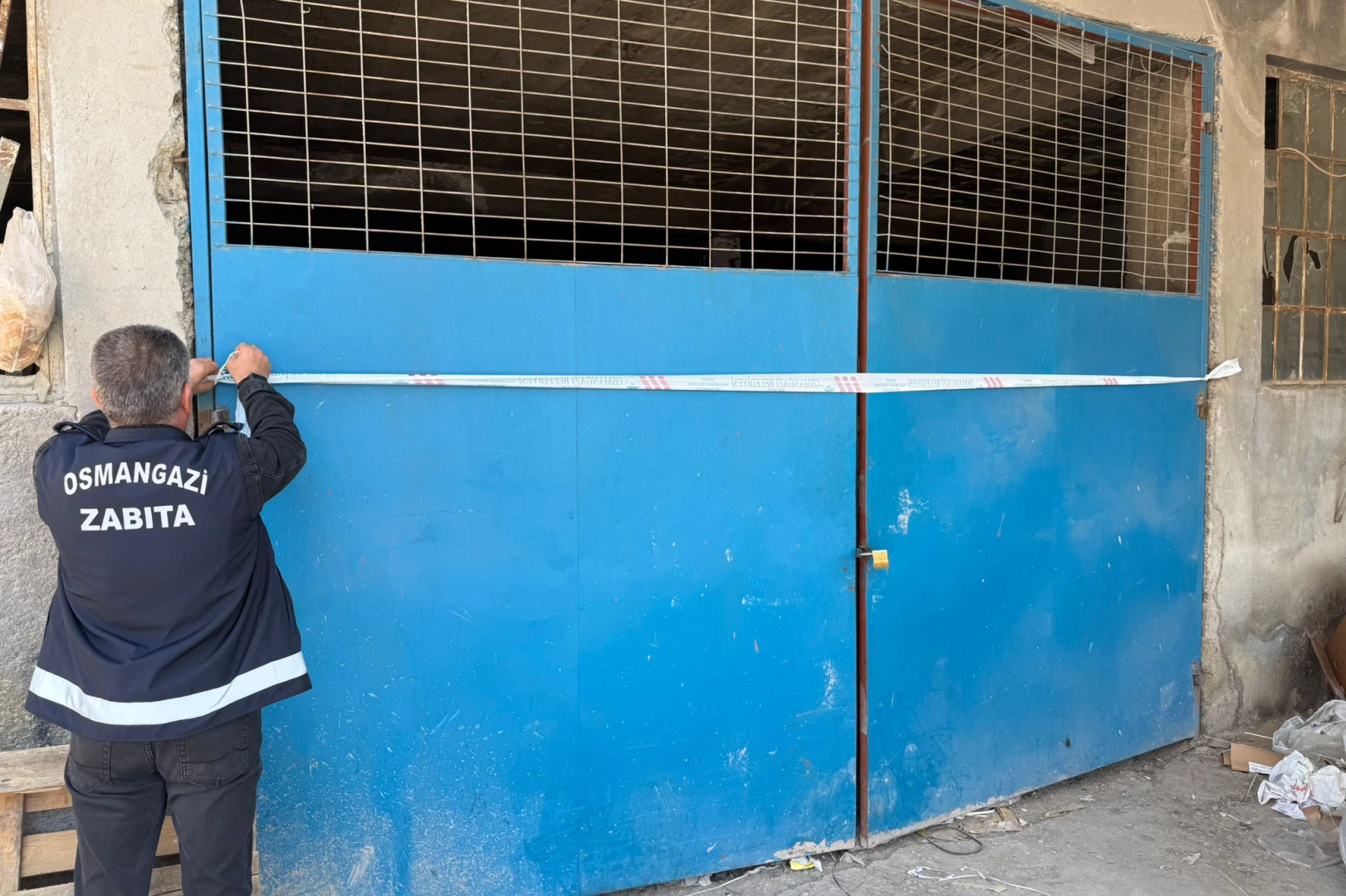 Bursa Osmangazi'de tehlikeli atık döken kamyona yüksek ceza kesildi.