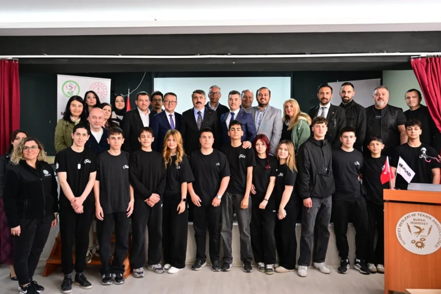 Yıldırım Belediye Başkanı Oktay Yılmaz, Hürriyet Mesleki ve Teknik Anadolu Lisesi'ni ziyaret ederek öğrencilere tavsiyelerde bulundu.