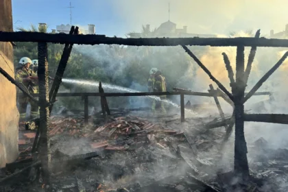 İzmir'de bir restoranda çıkan yangına müdahale eden itfaiye ekipleri