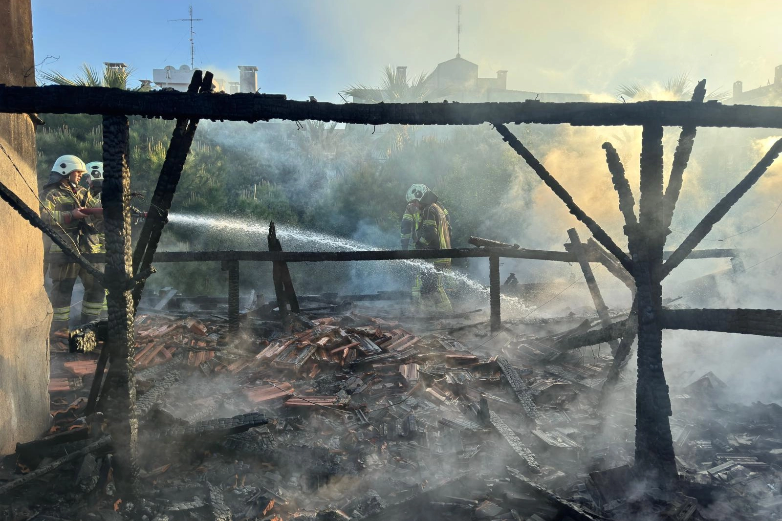 İzmir'de bir restoranda çıkan yangına müdahale eden itfaiye ekipleri
