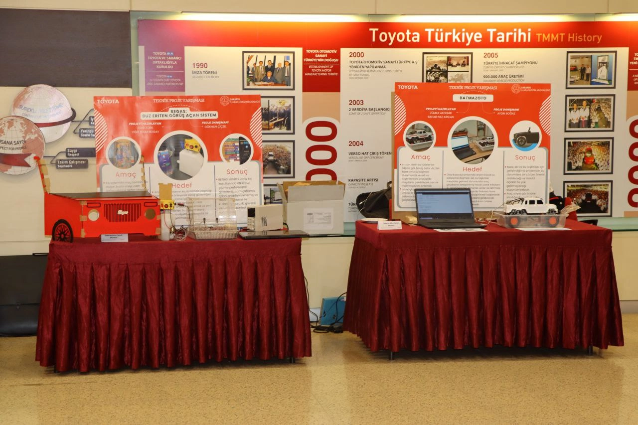 Sakarya'da düzenlenen Toyota Teknik Proje Yarışması'nda öğrenciler projelerini sergiliyor.