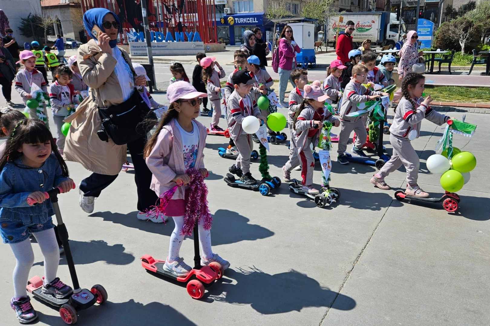Mudanya'da anaokulu öğrencileri için düzenlenen scooter şenliğinde çocuklar doyasıya eğlendi.