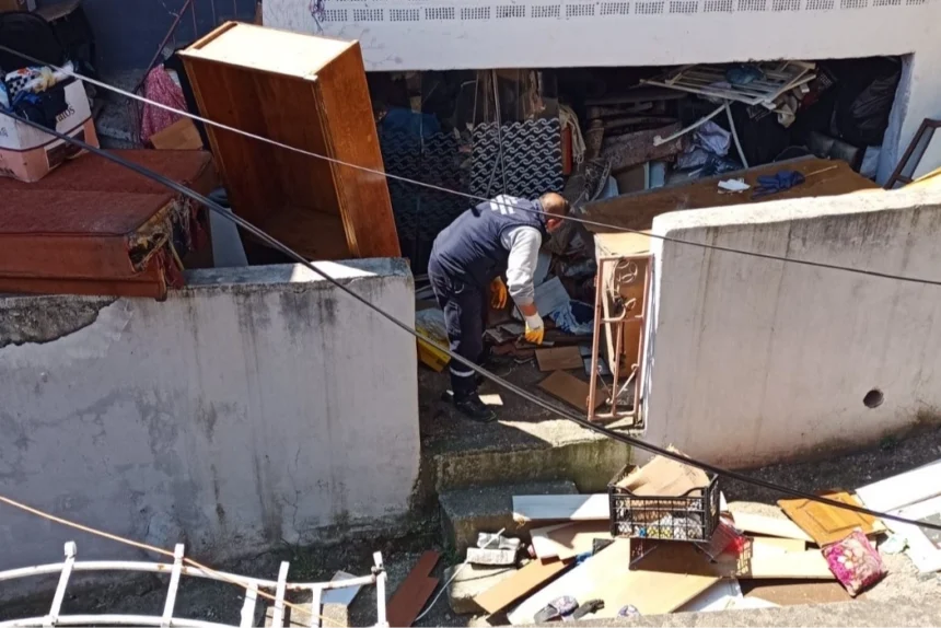 İzmit Belediyesi ekiplerinin çöp eve müdahale ederek temizlik yaptığı an.