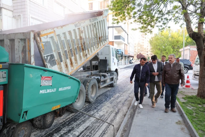 Melikgazi Belediyesi'nin ilçe genelinde sürdürdüğü asfalt ve yol bakım çalışmaları